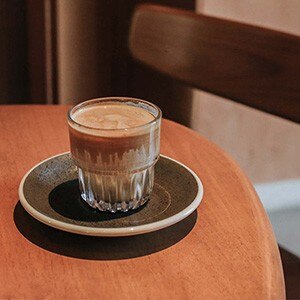 Flat White คืออะไร เหมือนหรือต่างกับ Dirty Latte อย่างไร