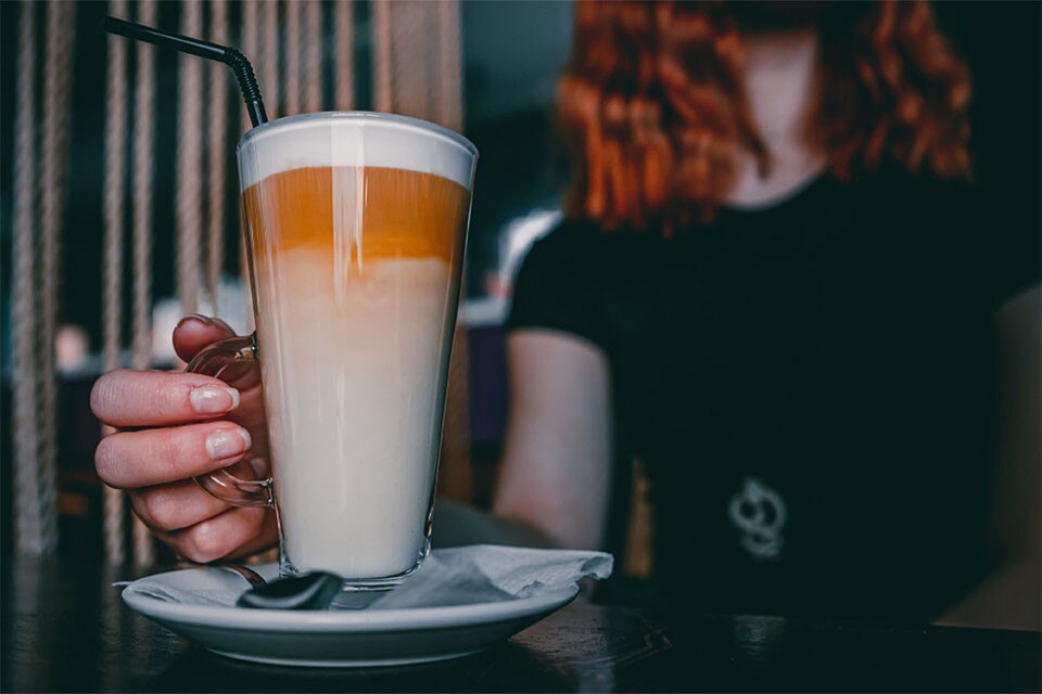 Flat White คืออะไร เหมือนหรือต่างกับ Dirty Latte อย่างไร